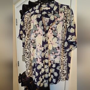 EUC! We the Free Floral Patterned Woman's Shirt - Small